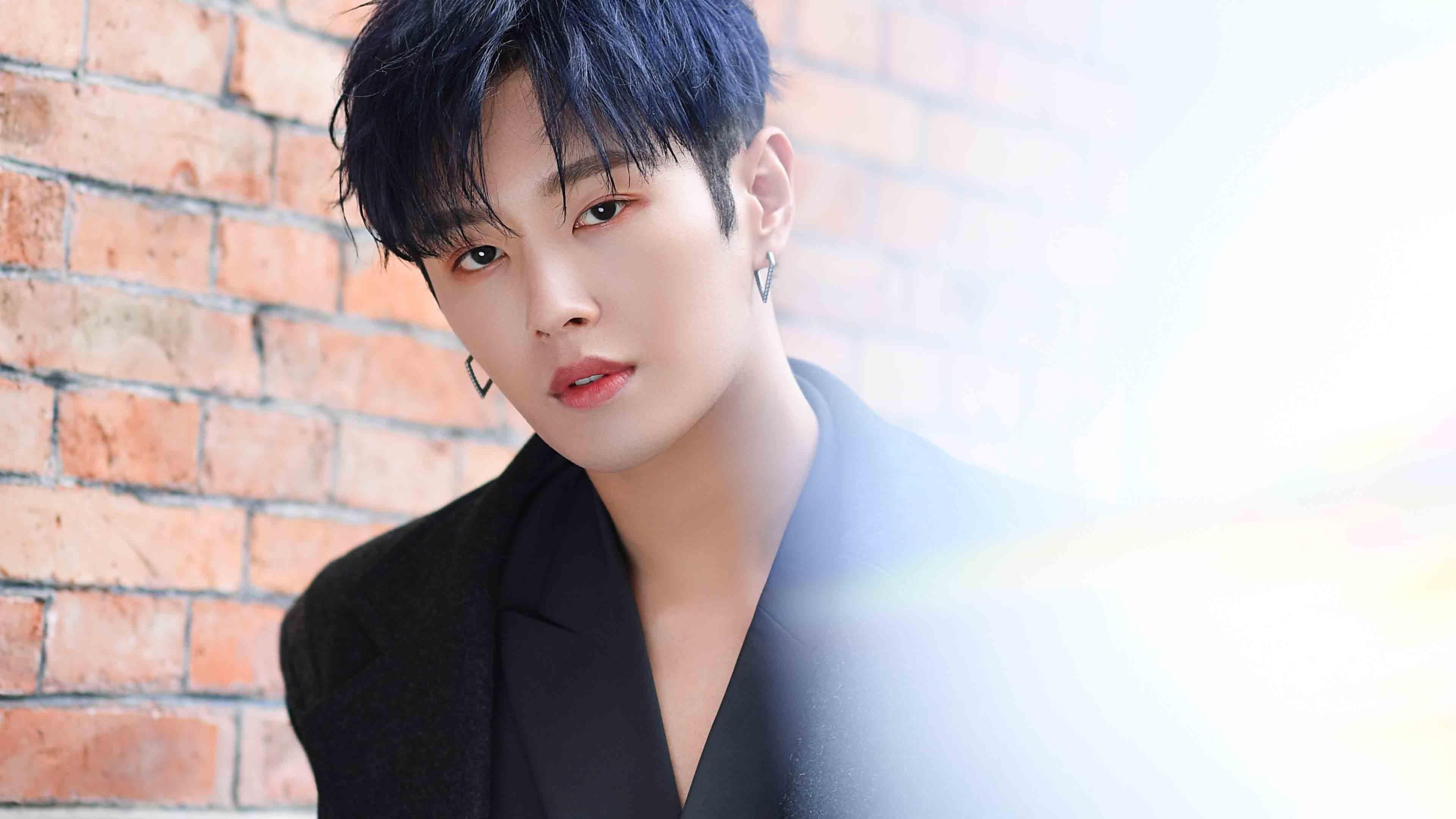 法国马术队在巴黎奥运会上勇夺团体三项赛银牌,展现强大实力。