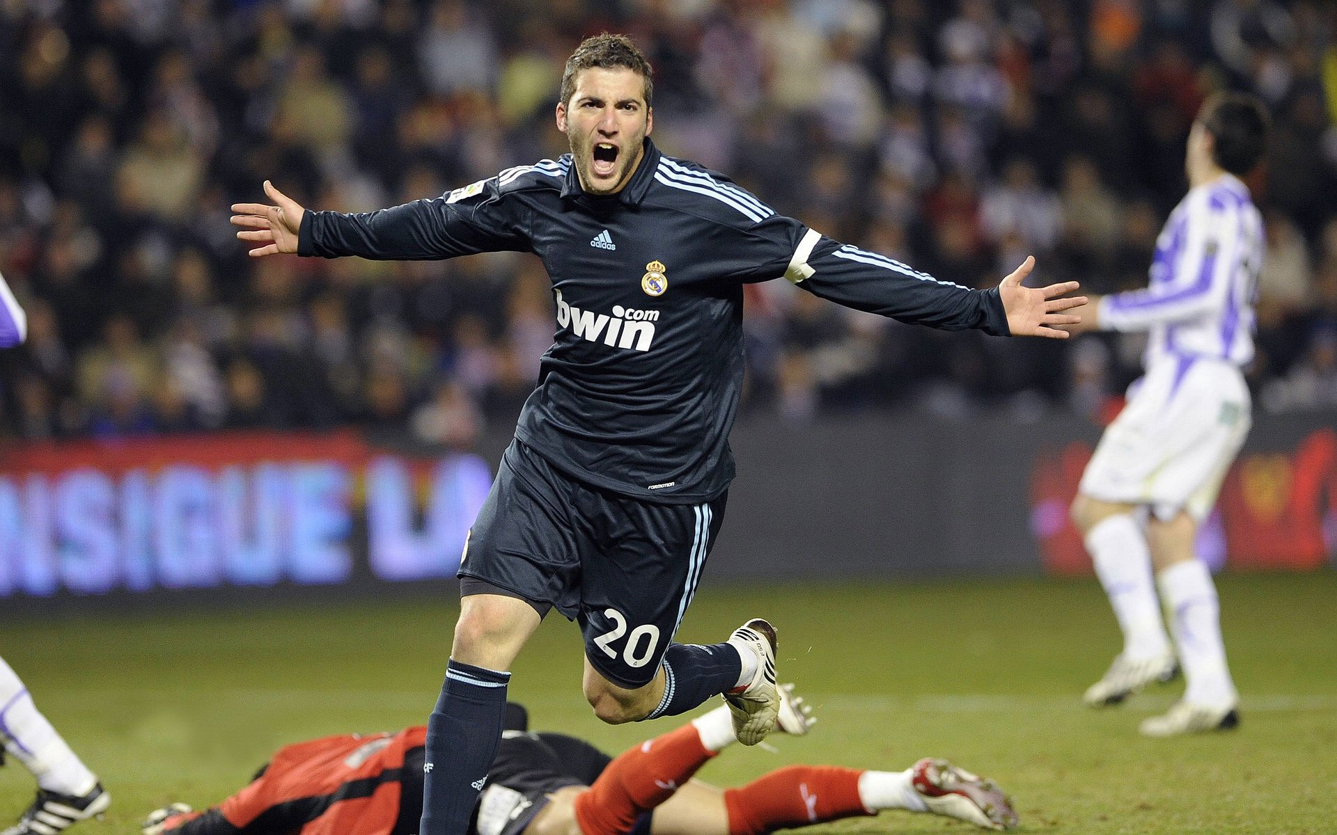 “西甲争冠焦点:劲旅交锋,胜负悬而未决”,意甲老牌劲旅